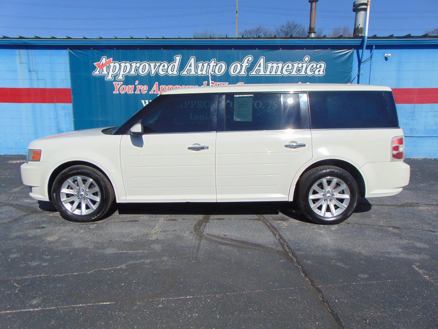 2012 White Ford Flex (2FMGK5CC1CB) with an V6 3.5 Liter engine, Automatic, 6-Spd transmission, located at 2105 Dixie Hwy, Louisville, KY, 40210, (502) 772-3333, 38.220932, -85.795441 - Photo#0